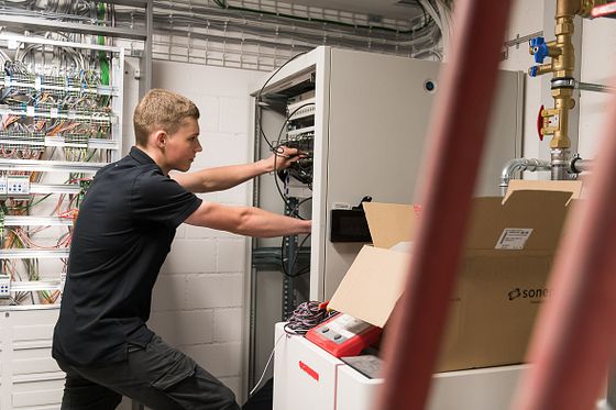 Un apprendista informatico degli edifici al lavoro