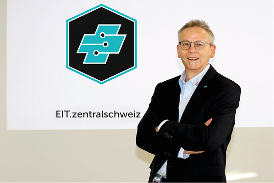 Präsident Martin Schlegel präsentiert das neue Verbandslogo.